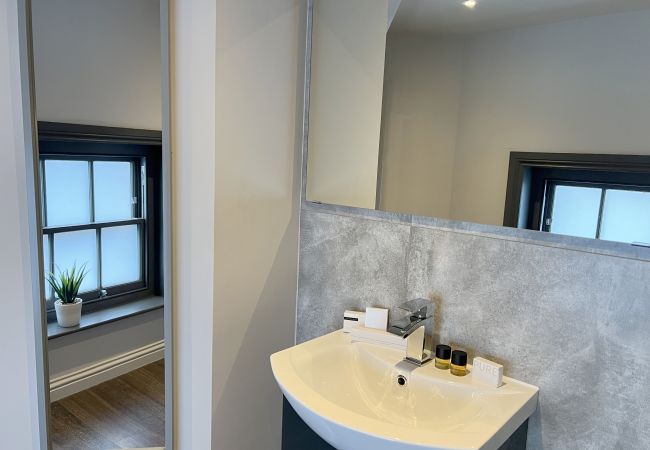 Apartment in Birmingham - ★ Silver Forge Penthouse - Two Bed - 4K Projector - Snug Room - Luxury Apartment