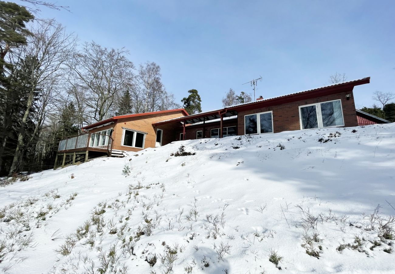 House in Ljungby - Fantastic holiday home with own lake plot by Bolmen, Ljungby | SE06053