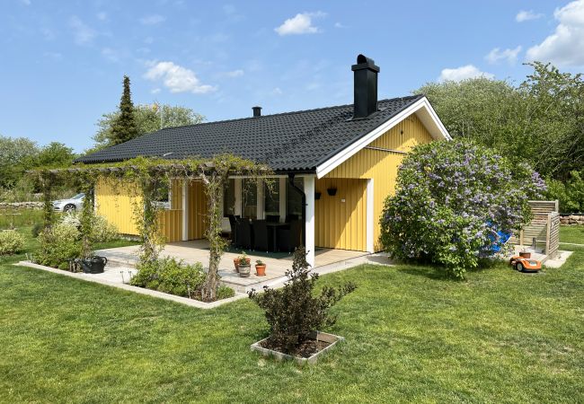 House in Färjestaden - Renovated and cozy cottage by Färjestaden | SE04026
