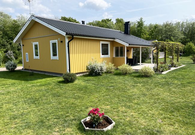 House in Färjestaden - Renovated and cozy cottage by Färjestaden | SE04026