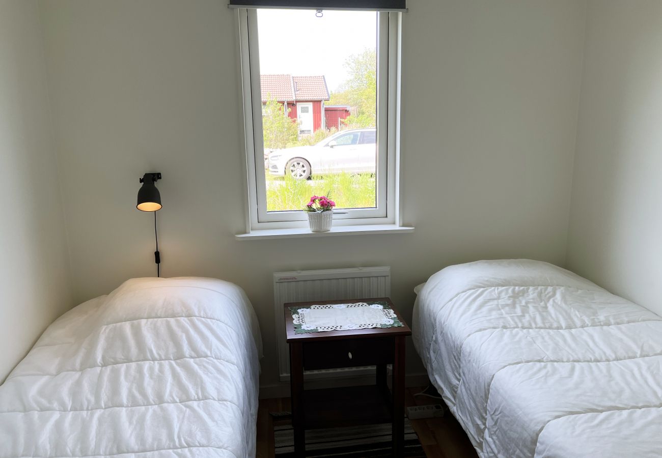 House in Färjestaden - Renovated and cozy cottage by Färjestaden | SE04026