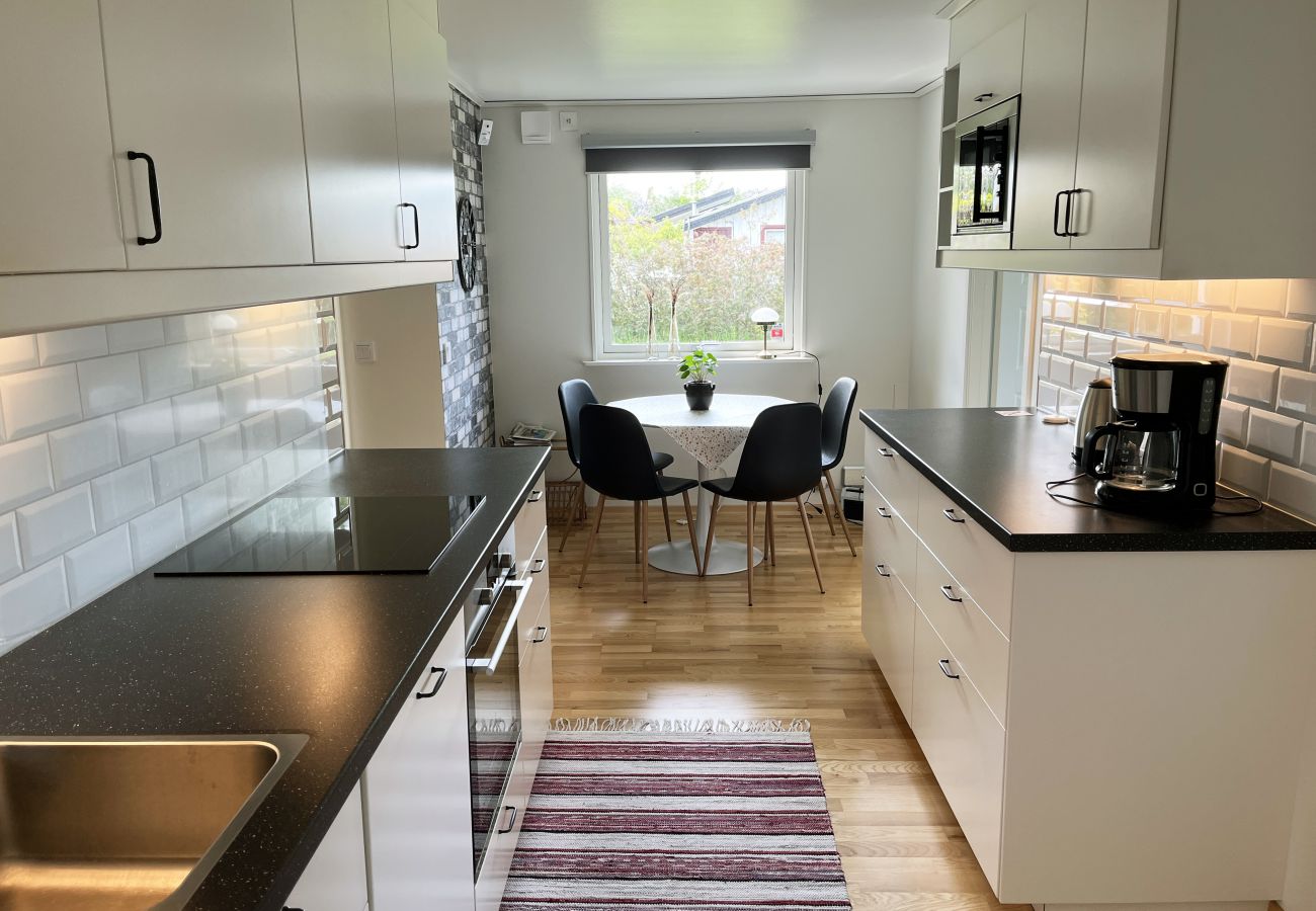 House in Färjestaden - Renovated and cozy cottage by Färjestaden | SE04026