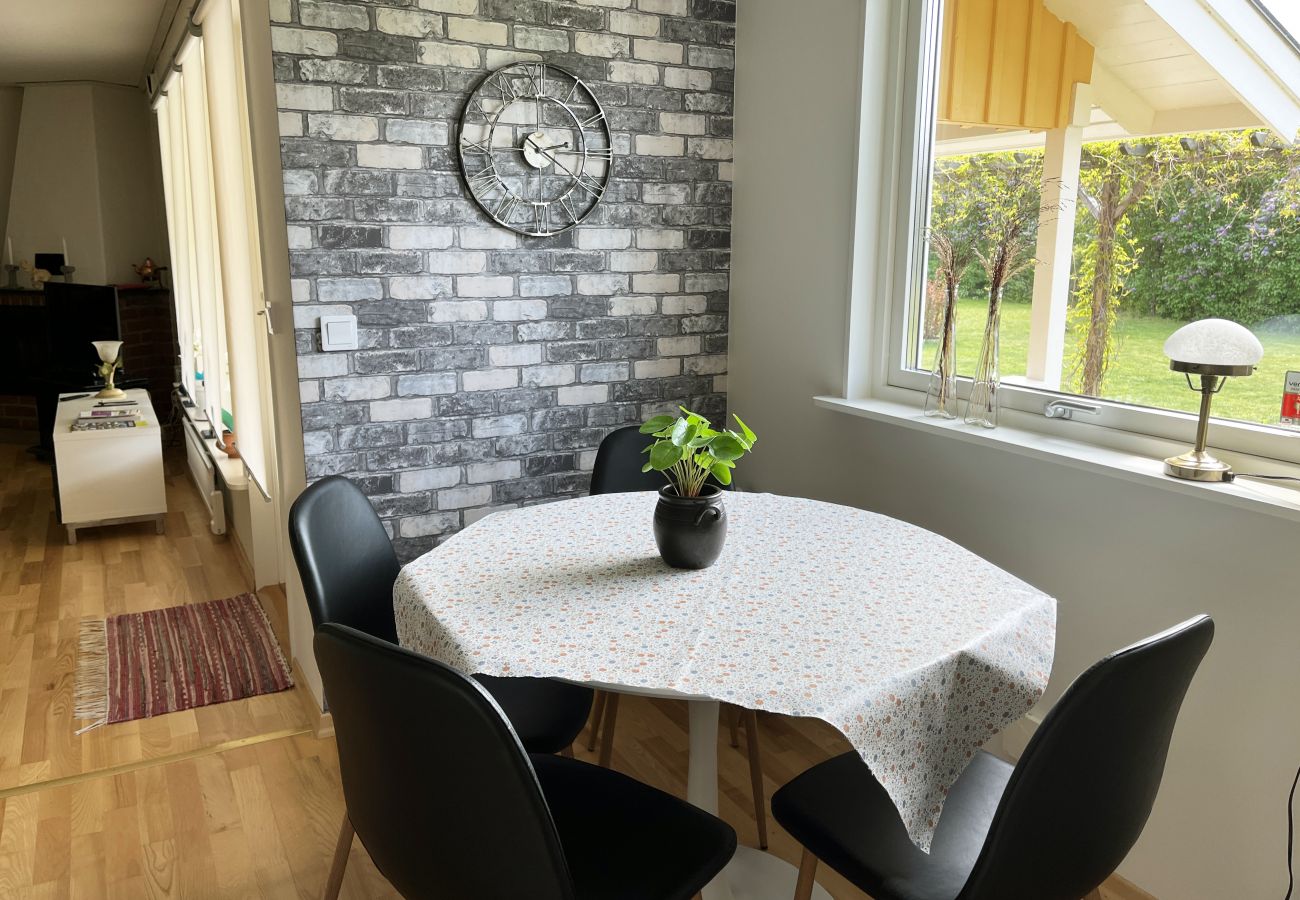 House in Färjestaden - Renovated and cozy cottage by Färjestaden | SE04026