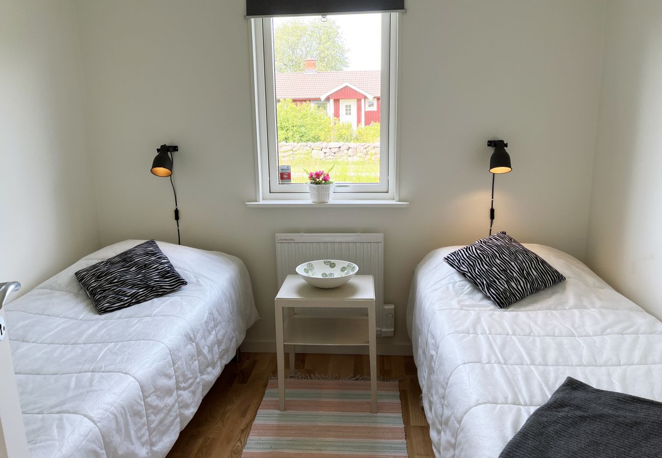House in Färjestaden - Renovated and cozy cottage by Färjestaden | SE04026