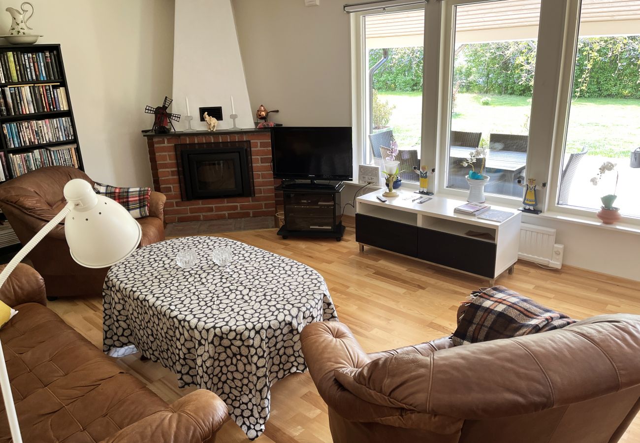 House in Färjestaden - Renovated and cozy cottage by Färjestaden | SE04026