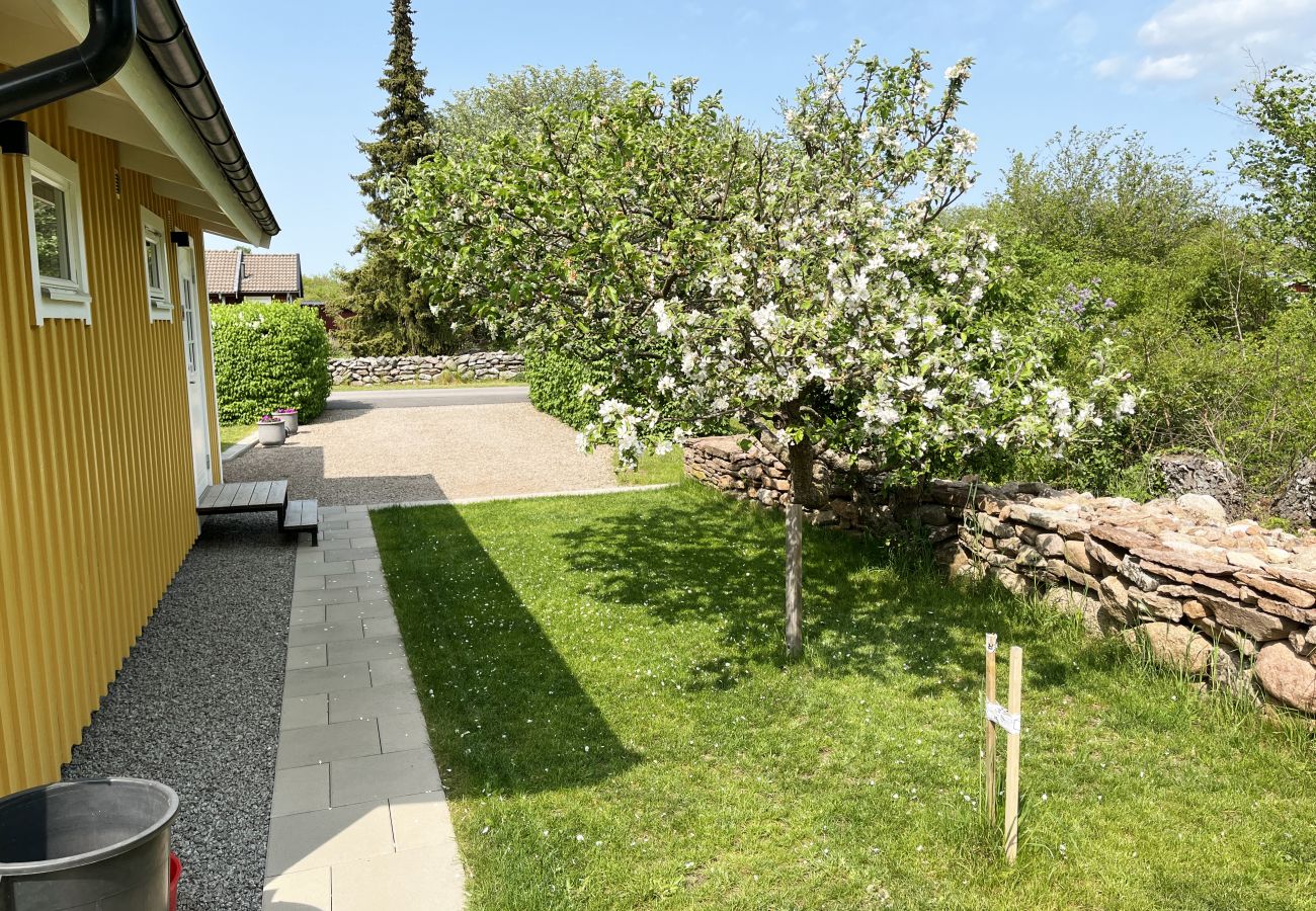 House in Färjestaden - Renovated and cozy cottage by Färjestaden | SE04026