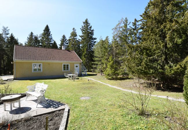 Apartment in Lärbro - Cozy cottage on Gotland with sauna near salty baths | SE12017