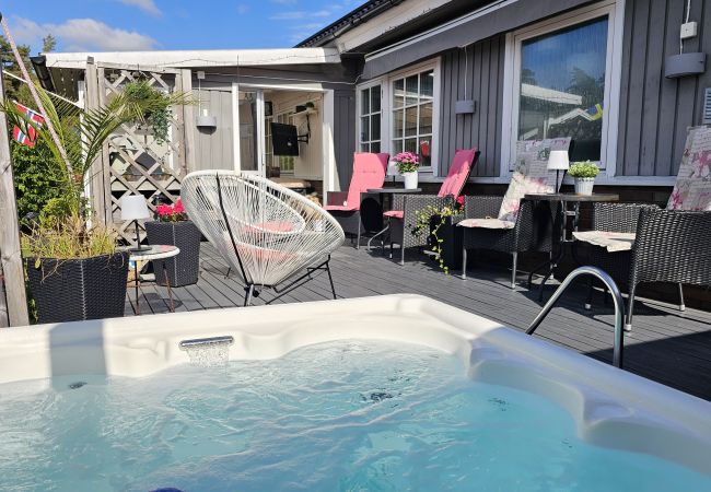 House in Tanumshede - Unique villa with spa and sauna in Tanumshede | SE09038