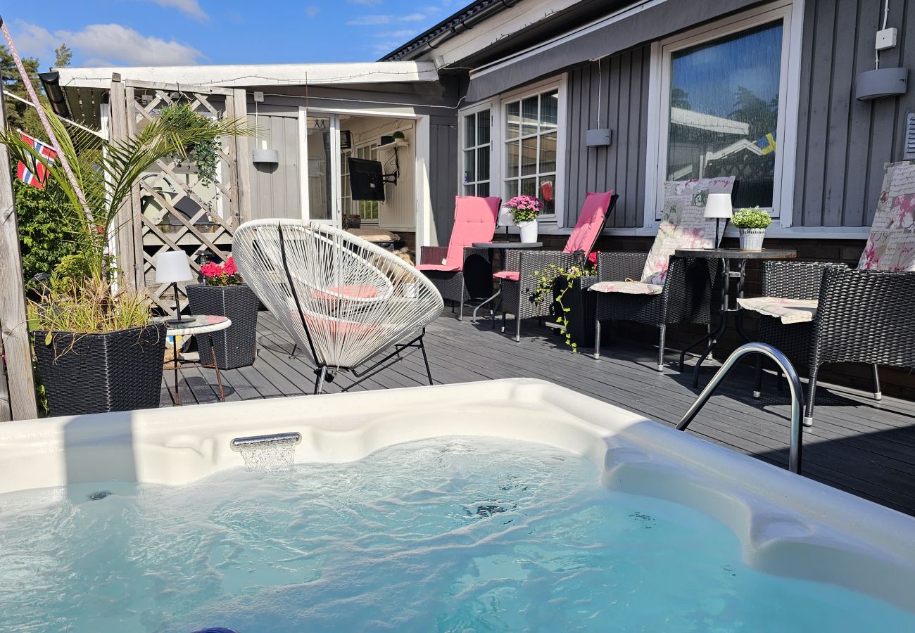 House in Tanumshede - Unique villa with spa and sauna in Tanumshede | SE09038