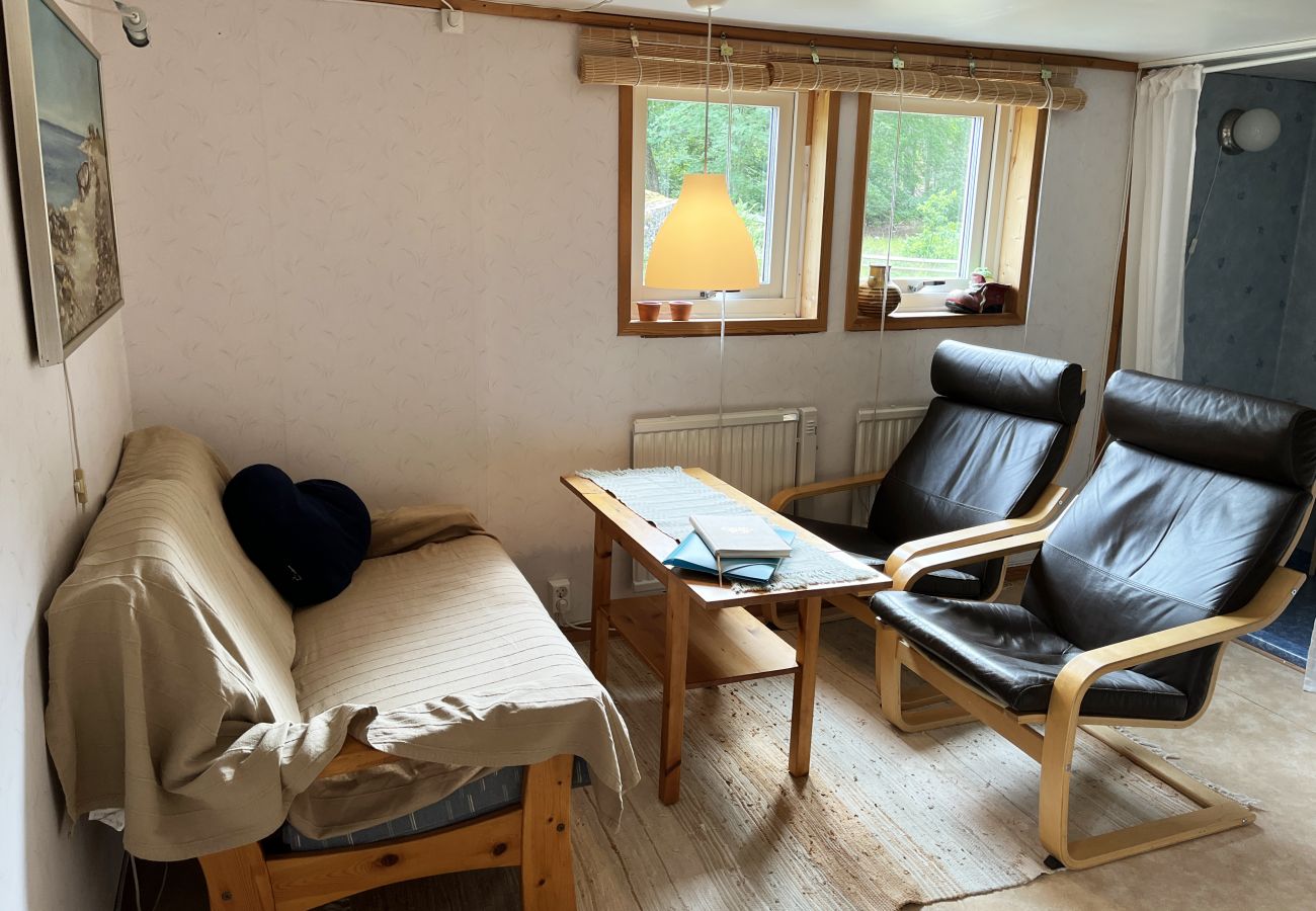 Studio in Örsjö - Red little cottage located in the forest and next to a small lake | SE05040