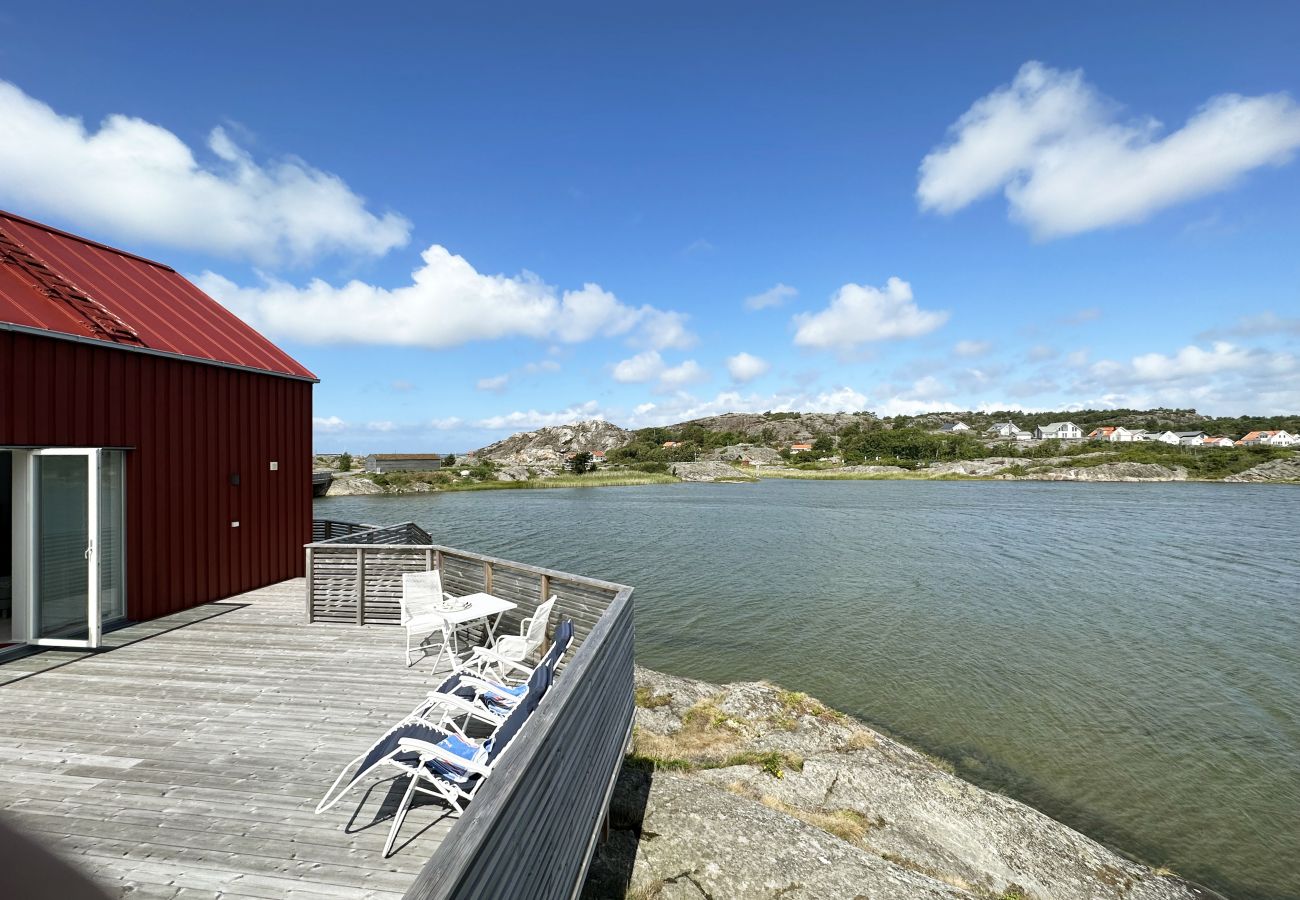 House in Kärna - Unique holiday home 10 meters from the water, Lilla Fjellsholmen | SE09040