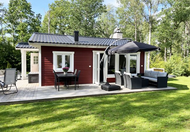  in Järnforsen - Completely renovated and nice red cottage located next to Lake Flaten outside Virserum I SE05044