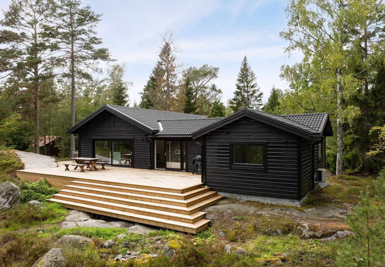 House in Norrtälje - Holiday home on Rådmansö, Norrtälje with lake view | SE13037