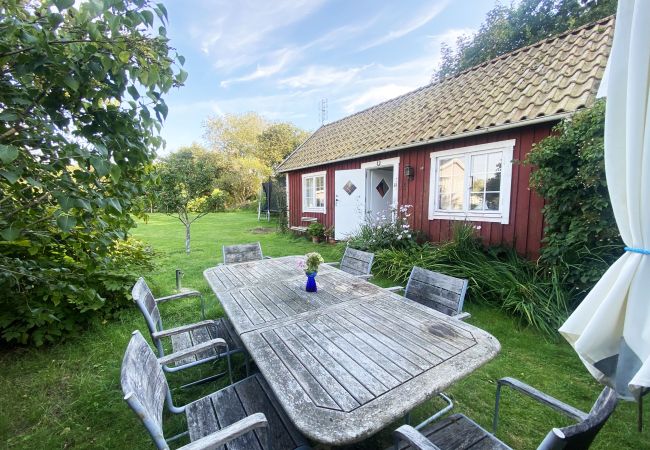 in Vejbystrand - Cozy red guest cottage in Vejbystrand near the beach | SE01069