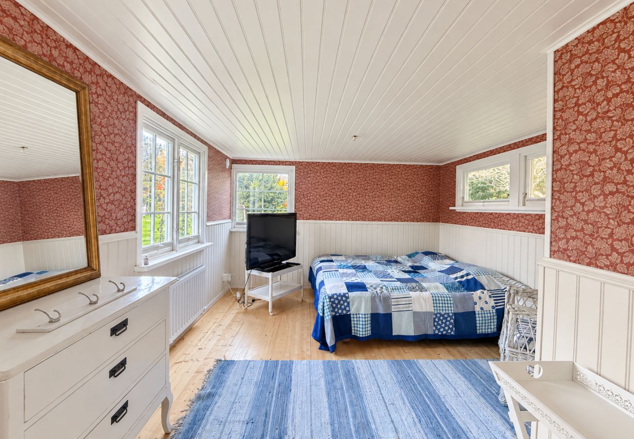Studio in Vejbystrand - Cozy red guest cottage in Vejbystrand near the beach | SE01069