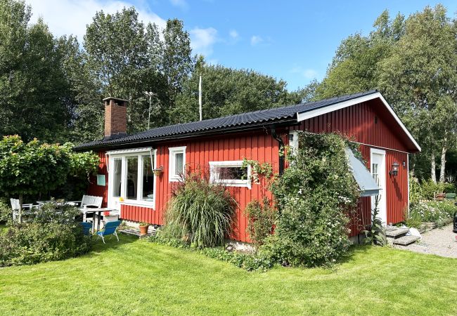 House in Kärna -  Cozy holiday home near the sea in Kärna | SE09045