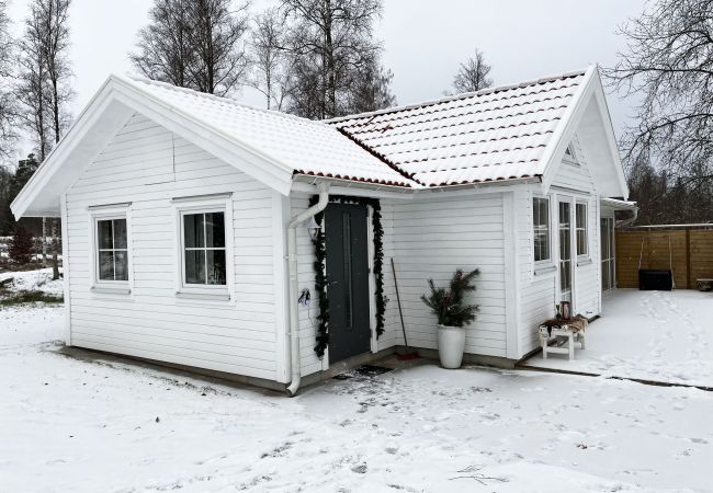 House in Tånnö - Renovated nice cottage located outside Värnamo and only 30 meters from the lake Flåren |SE07055
