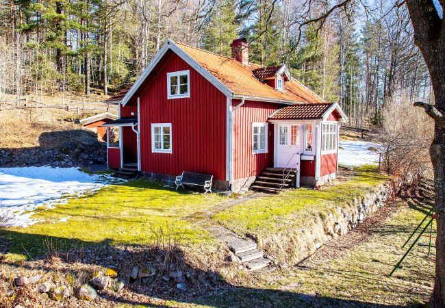 House in Vimmerby - Classic red cottage located in the countryside outside Vimmerby | SE05060