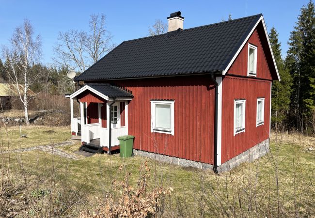 House in Virserum - Cozy little red cottage with proximity to a pond and lake outside Virserum | SE05061