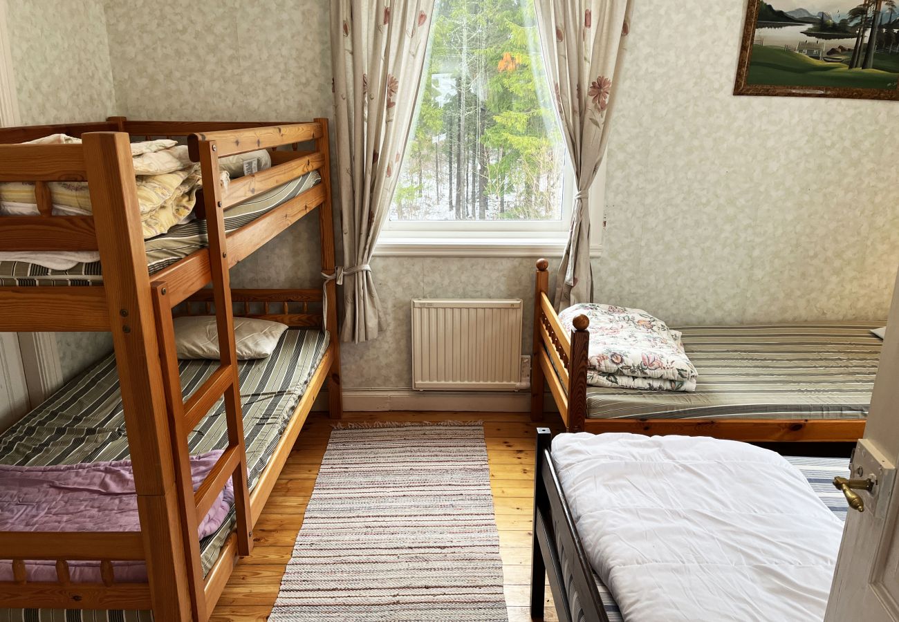 House in Virserum - Cozy little red cottage with proximity to a pond and lake outside Virserum | SE05061
