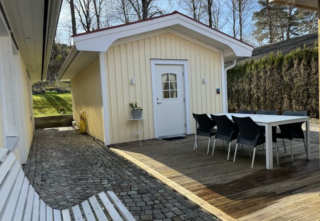 House in Strömstad - Cozy cottage for four in Strömstad | SE09052