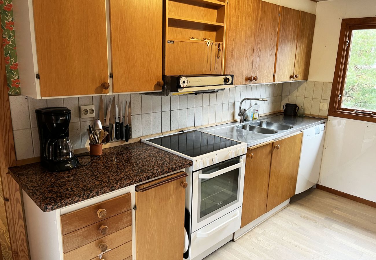 House in Löttorp - Cozy cottage close to the sea and fine sandy beaches east of Löttorp | SE04047
