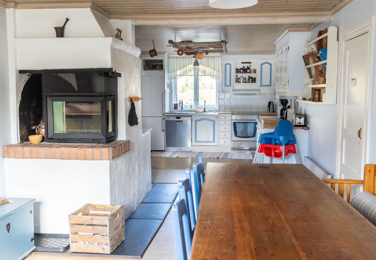 House in Marieholmsbruk - Family Friendly Cottage by the Lake in Småland – Perfect for Large Groups   SE06078