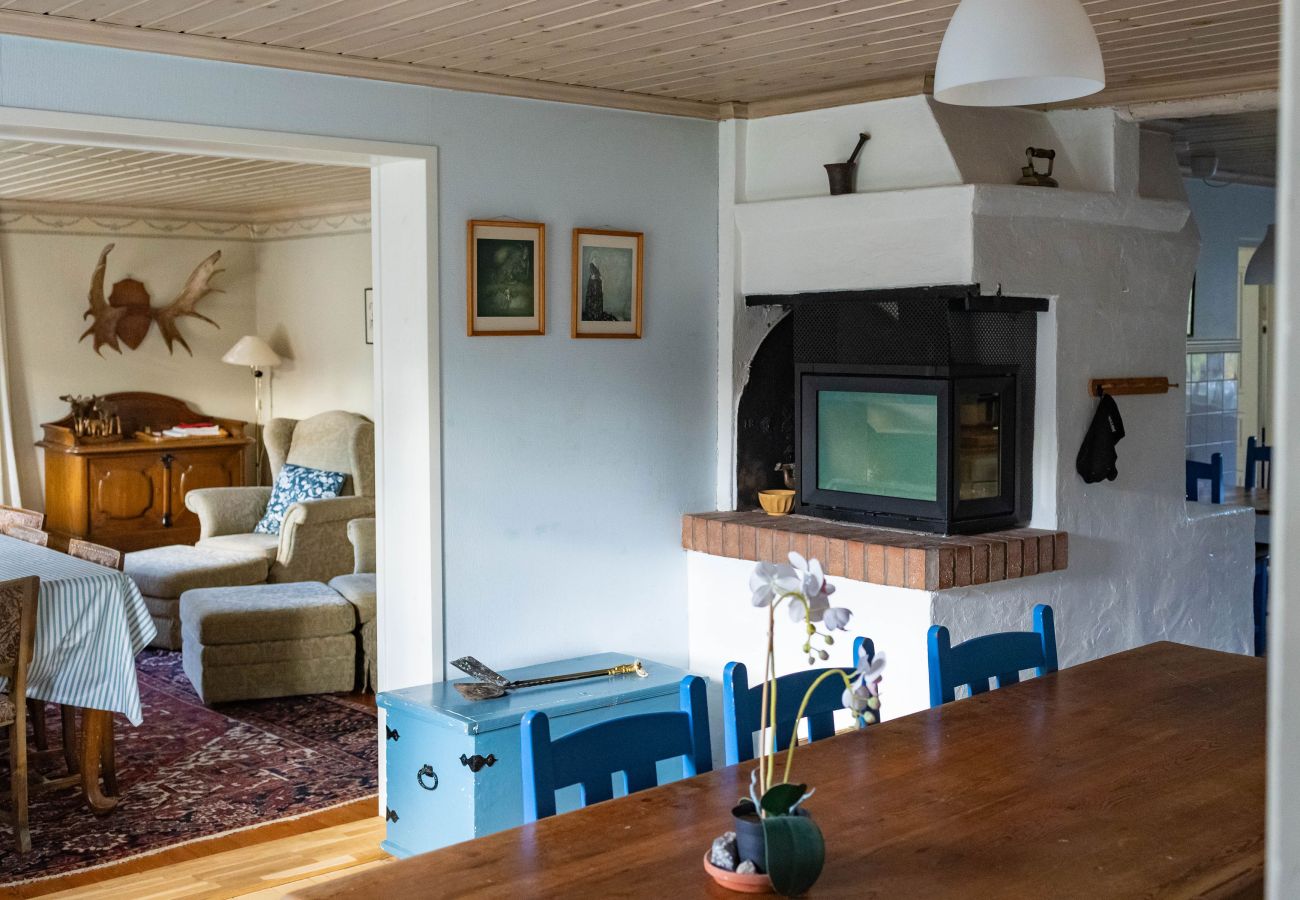 House in Marieholmsbruk - Family Friendly Cottage by the Lake in Småland – Perfect for Large Groups   SE06078