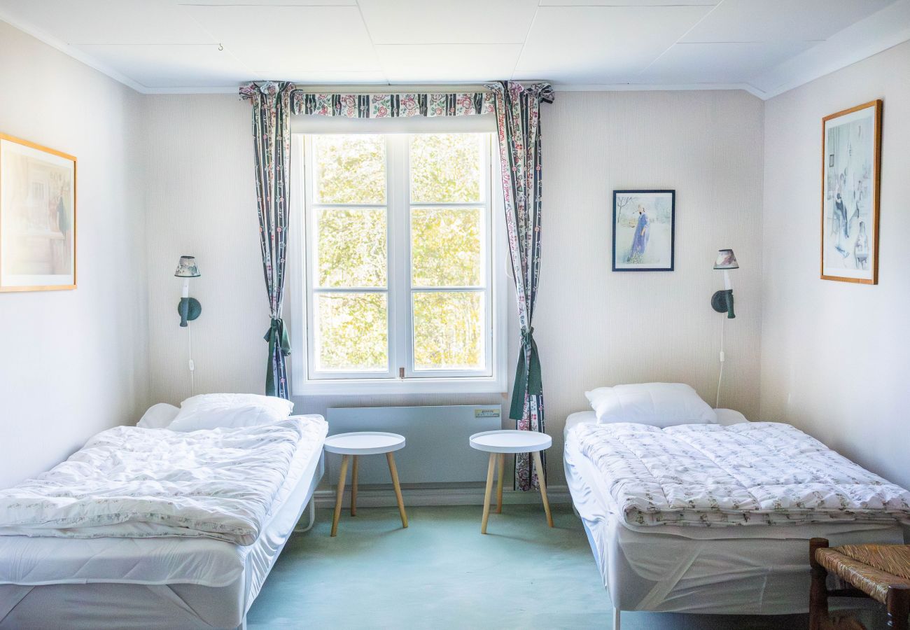 House in Marieholmsbruk - Family Friendly Cottage by the Lake in Småland – Perfect for Large Groups   SE06078