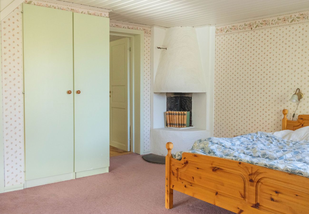 House in Marieholmsbruk - Family Friendly Cottage by the Lake in Småland – Perfect for Large Groups   SE06078