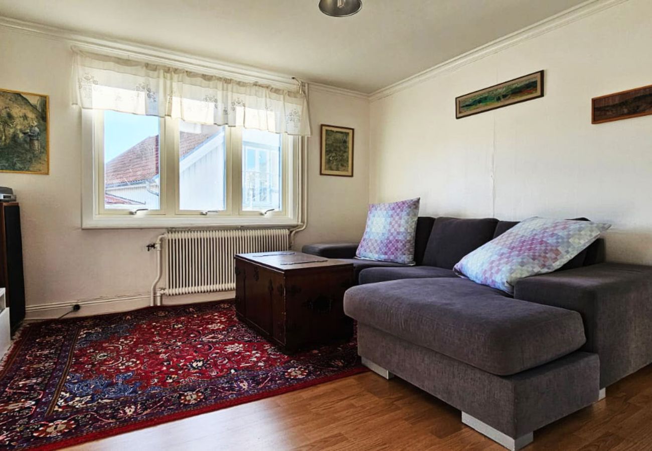 House in Skärhamn - Large House with Two Apartments in Central Skärhamn | SE09100