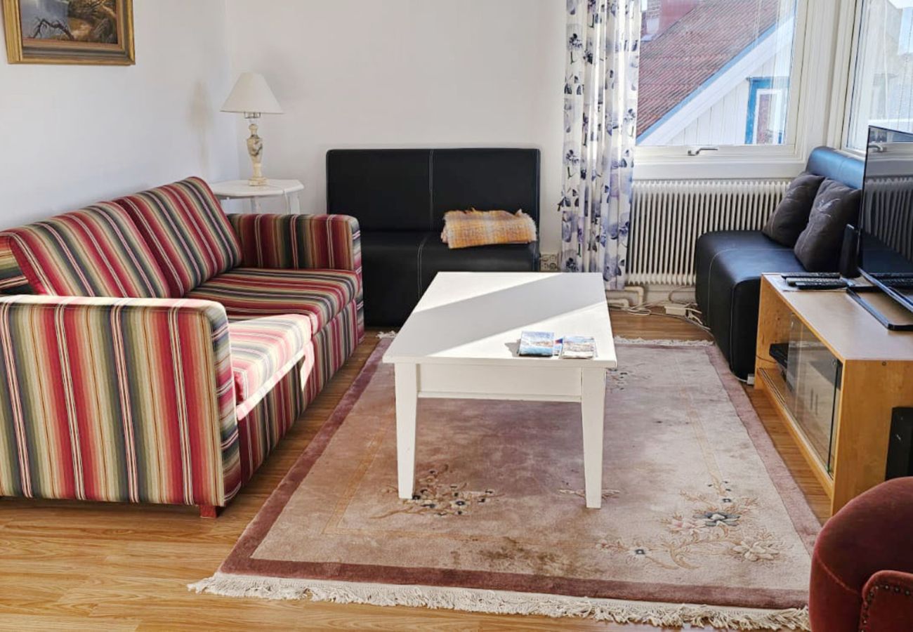 House in Skärhamn - Large House with Two Apartments in Central Skärhamn | SE09100