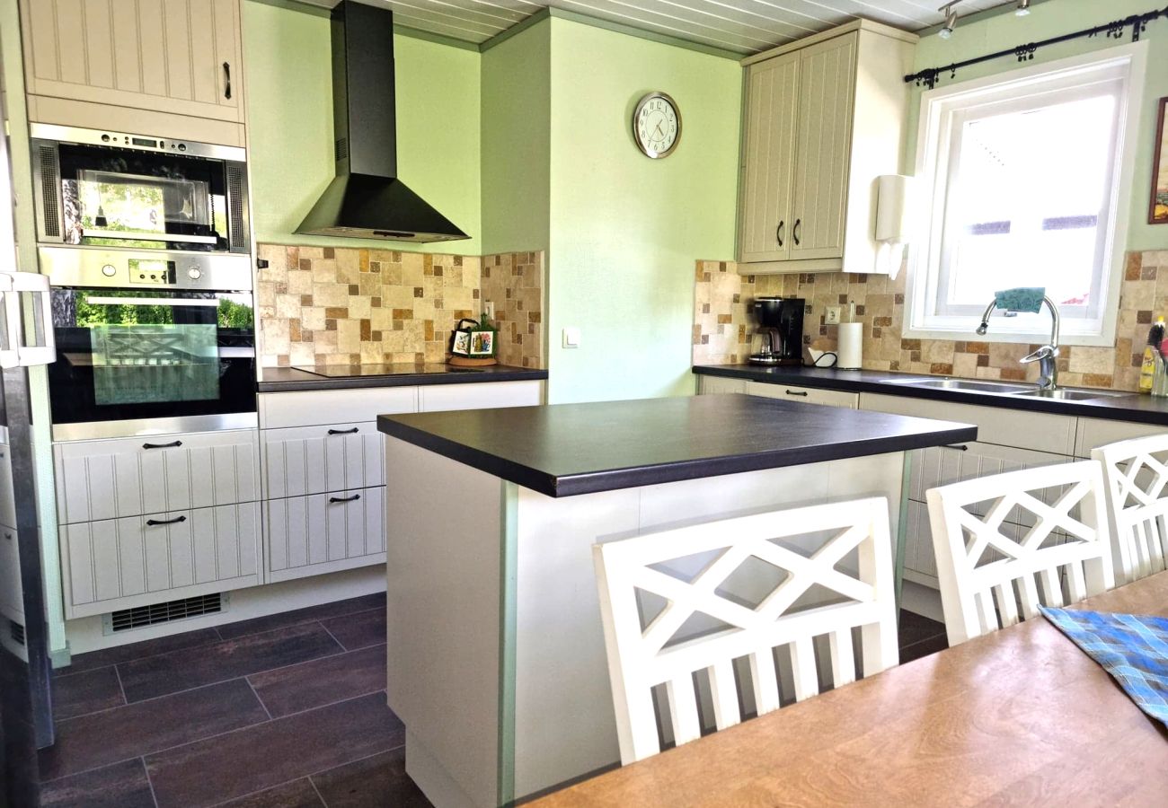 House in Ellös - Spacious holiday home near Hälleviksstrand, perfect for families | SE09105
