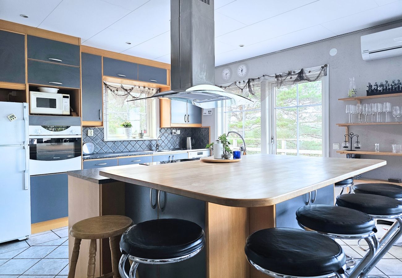 House in Henån - Villa with beautiful view and sauna in Henån | SE09106