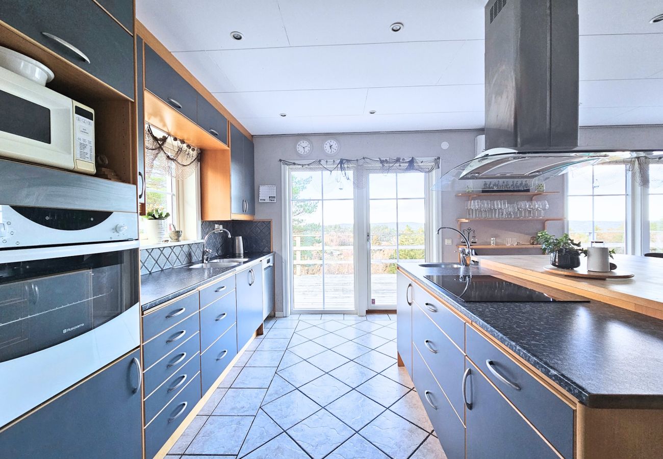 House in Henån - Villa with beautiful view and sauna in Henån | SE09106