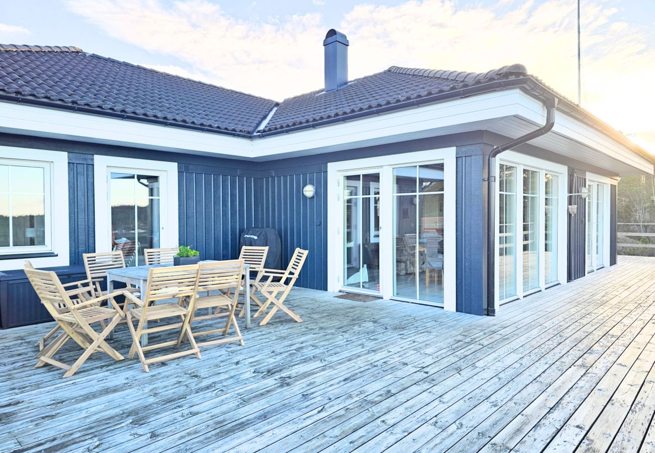 House in Henån - Villa with beautiful view and sauna in Henån | SE09106