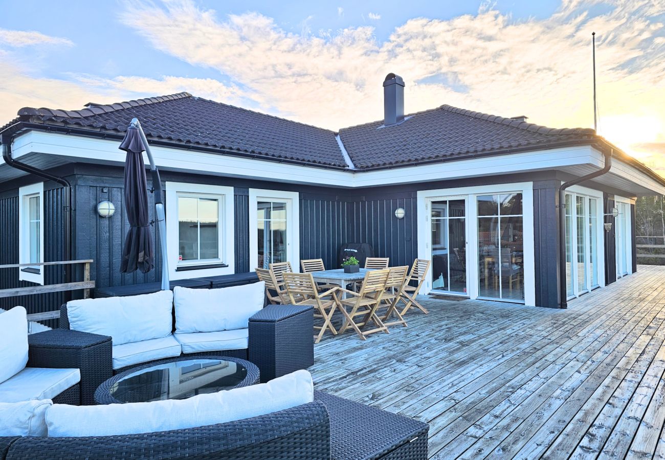 House in Henån - Villa with beautiful view and sauna in Henån | SE09106