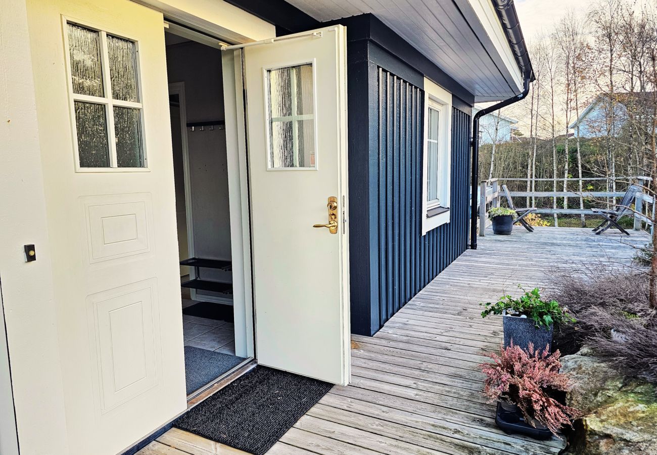 House in Henån - Villa with beautiful view and sauna in Henån | SE09106