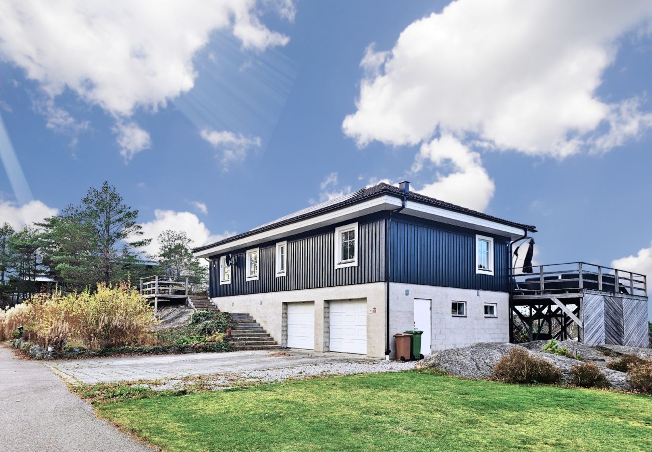 House in Henån - Villa with beautiful view and sauna in Henån | SE09106