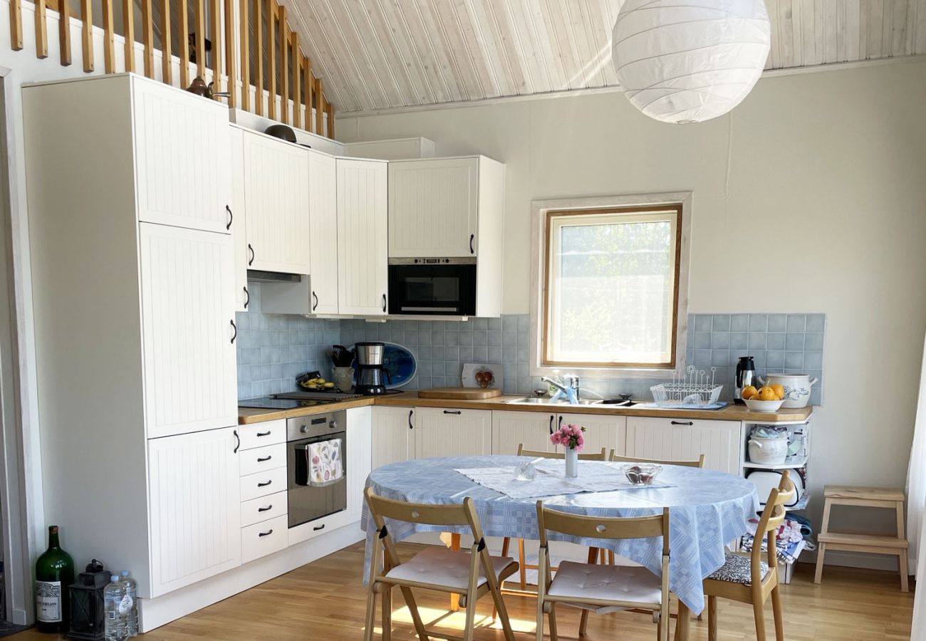 House in Loftahammar - Modern Cottage with Lakeside Location and Idyllic Setting near Loftahammar | SE05084