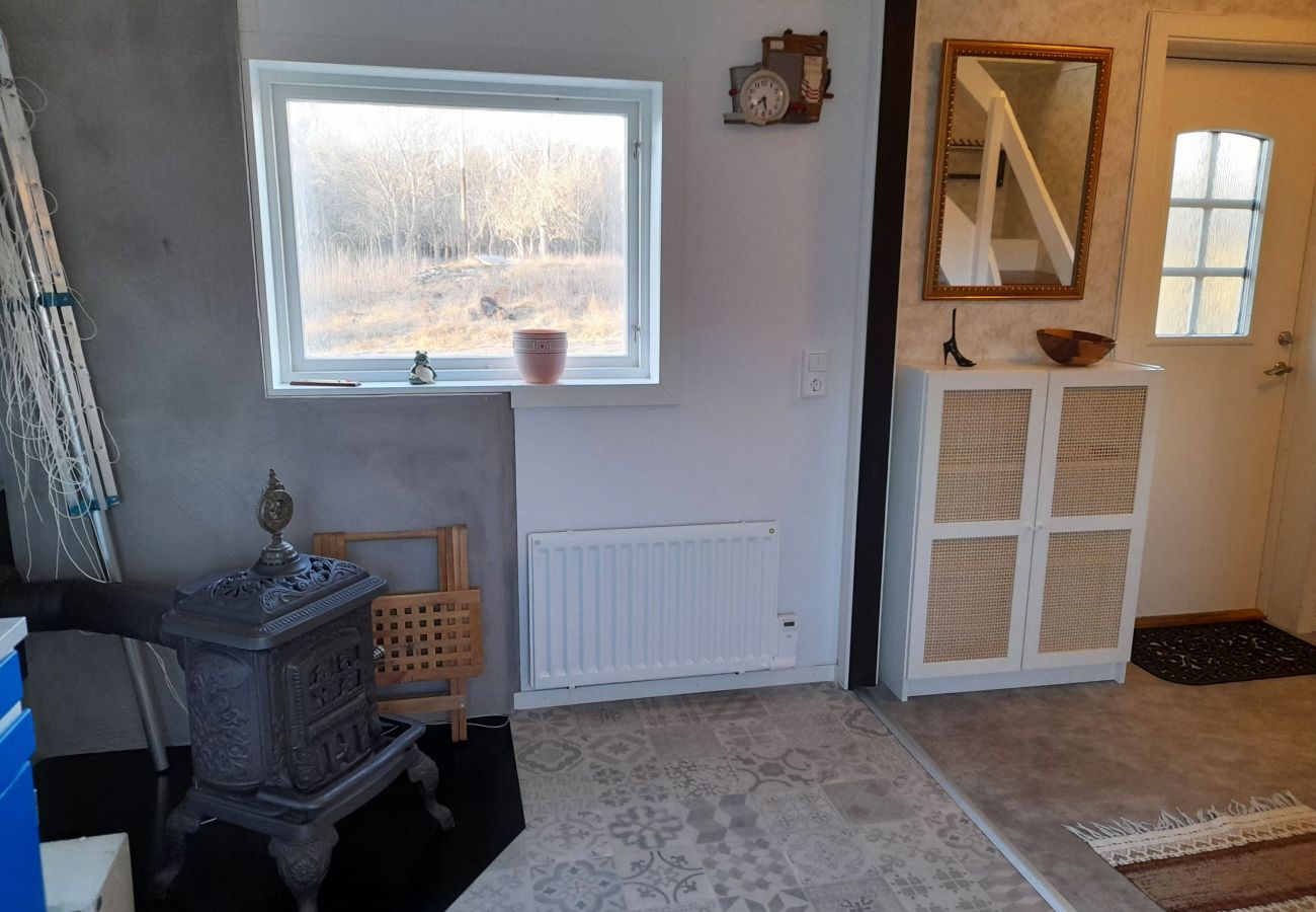 House in Mönsterås - Cozy Country Cottage in Scenic Location near Mönsterås | SE05055