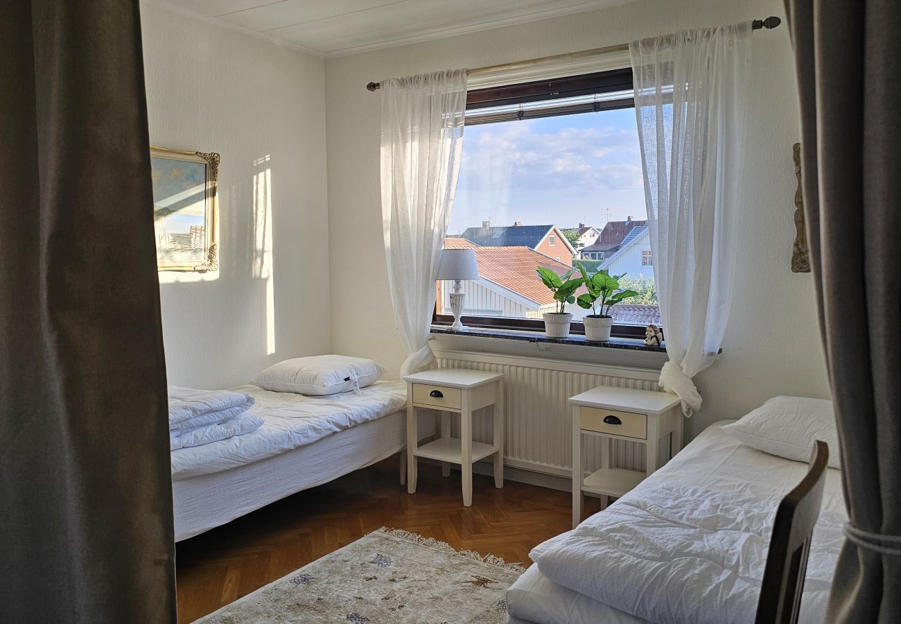 House in Skärhamn - Spacious house near the sea and town centre in Skärhamn | SE09107