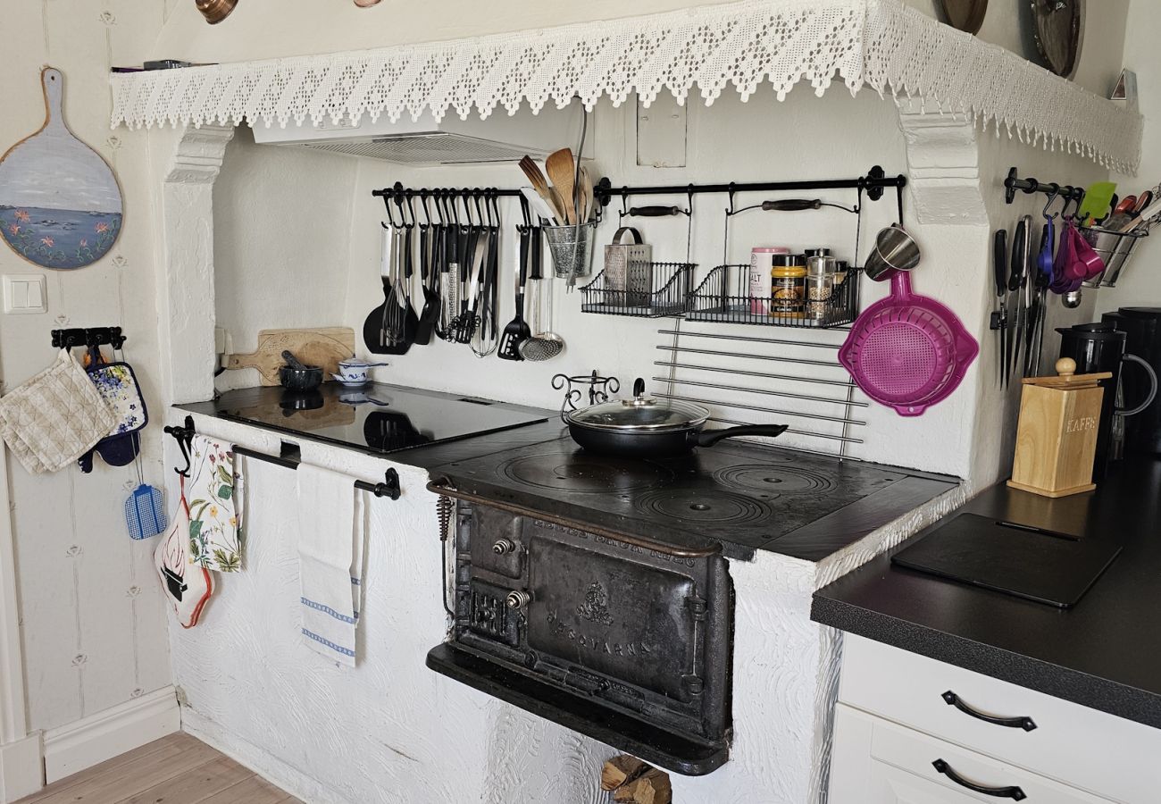 House in Hälleviksstrand - West Coast house 50m from the harbor in Edshultshall | SE09108