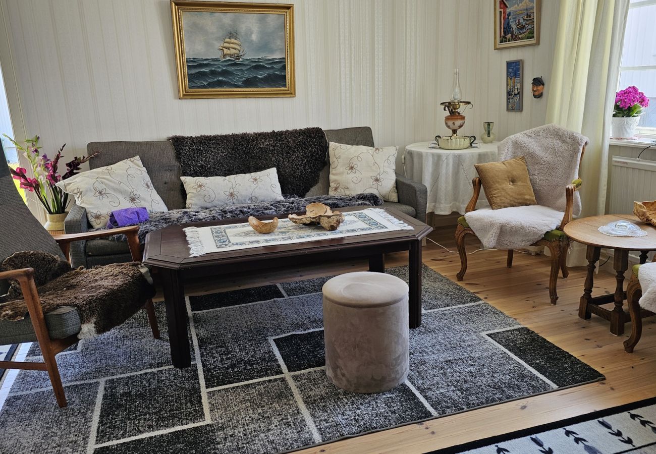 House in Hälleviksstrand - West Coast house 50m from the harbor in Edshultshall | SE09108