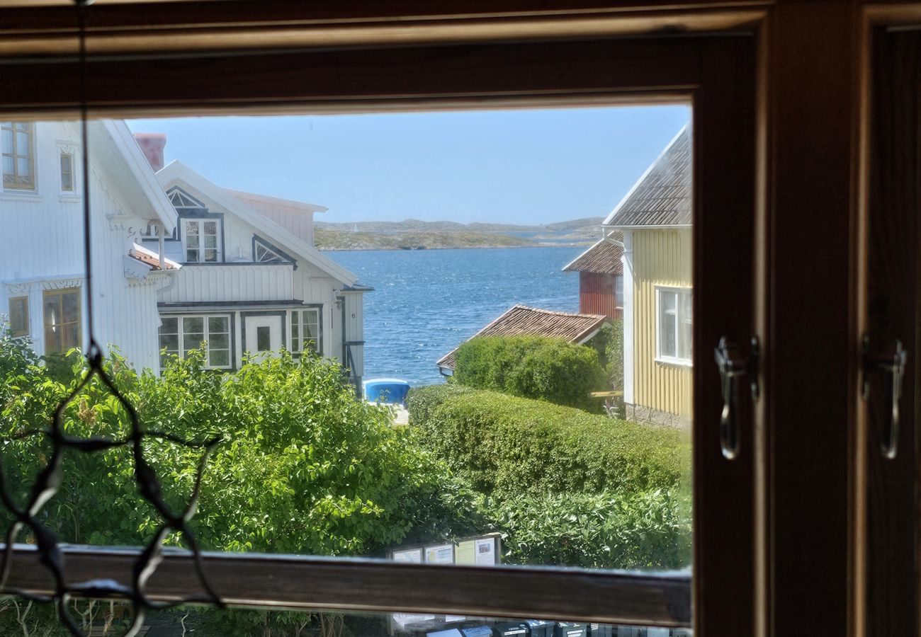 House in Hälleviksstrand - West Coast house 50m from the harbor in Edshultshall | SE09108