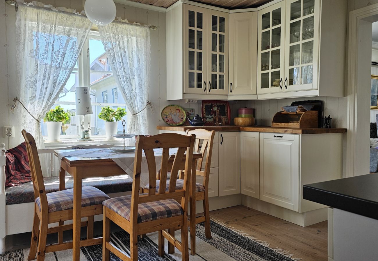 House in Hälleviksstrand - West Coast house 50m from the harbor in Edshultshall | SE09108