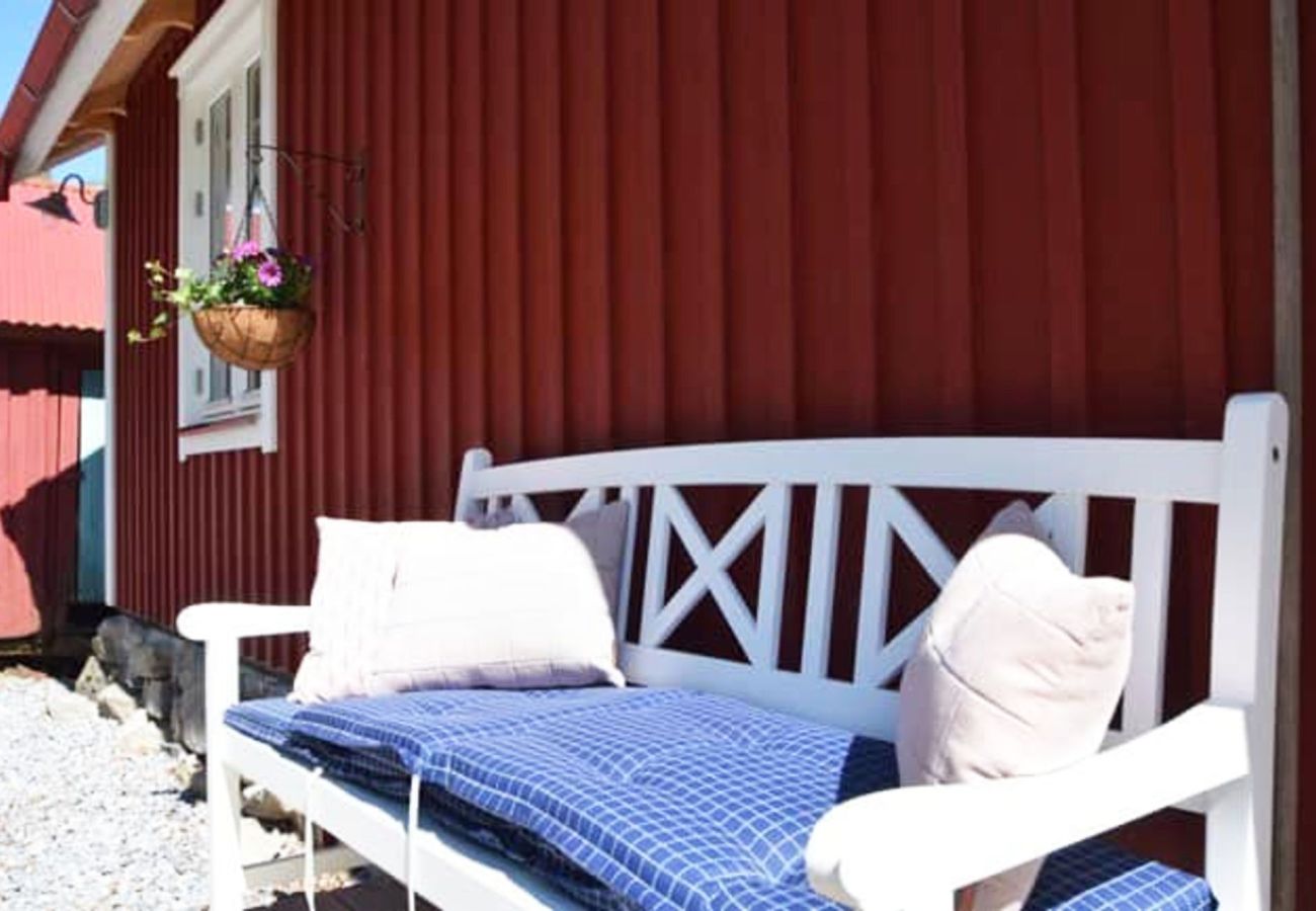 House in Fagerfjäll - With the forest right next door, you will have a peaceful holiday at Tjörn. SE09118