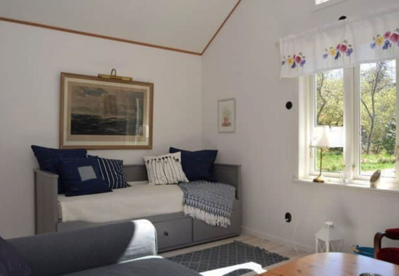 House in Fagerfjäll - With the forest right next door, you will have a peaceful holiday at Tjörn. SE09118