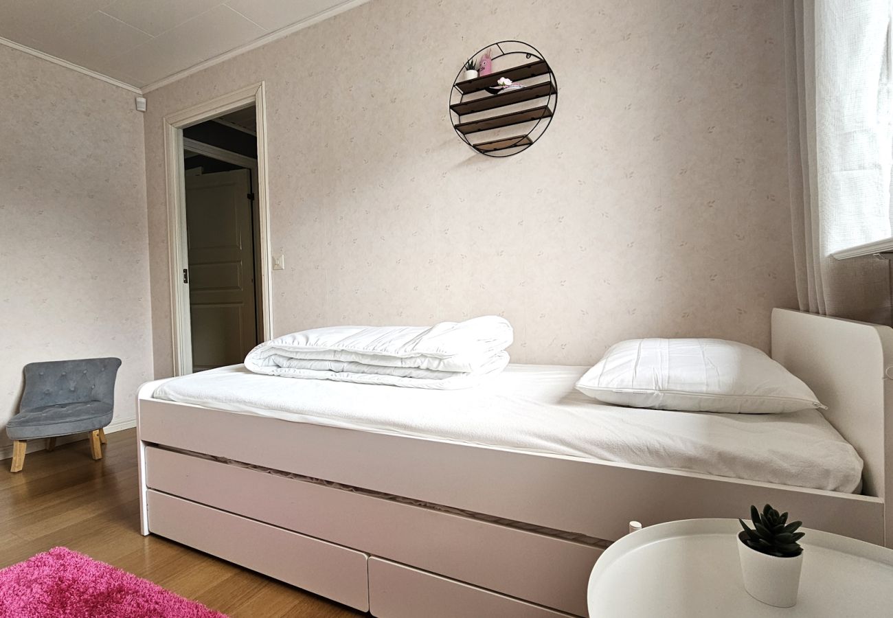 House in Henån - Villa in Henån with jacuzzi, sauna & conservatory | SE09119