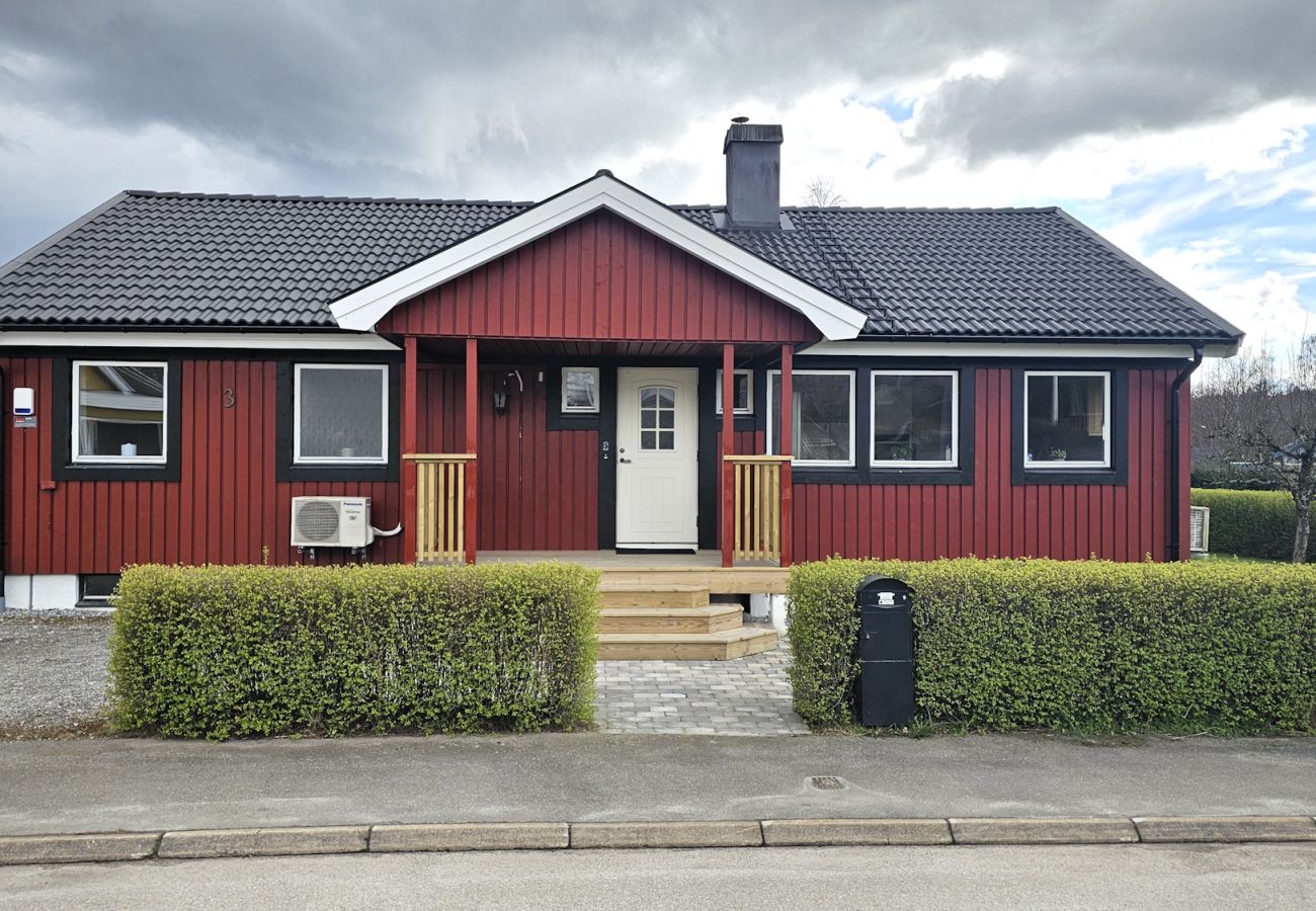 House in Henån - Villa in Henån with jacuzzi, sauna & conservatory | SE09119